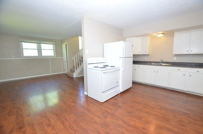 Building Photo - Cute Move-in Ready Duplex!