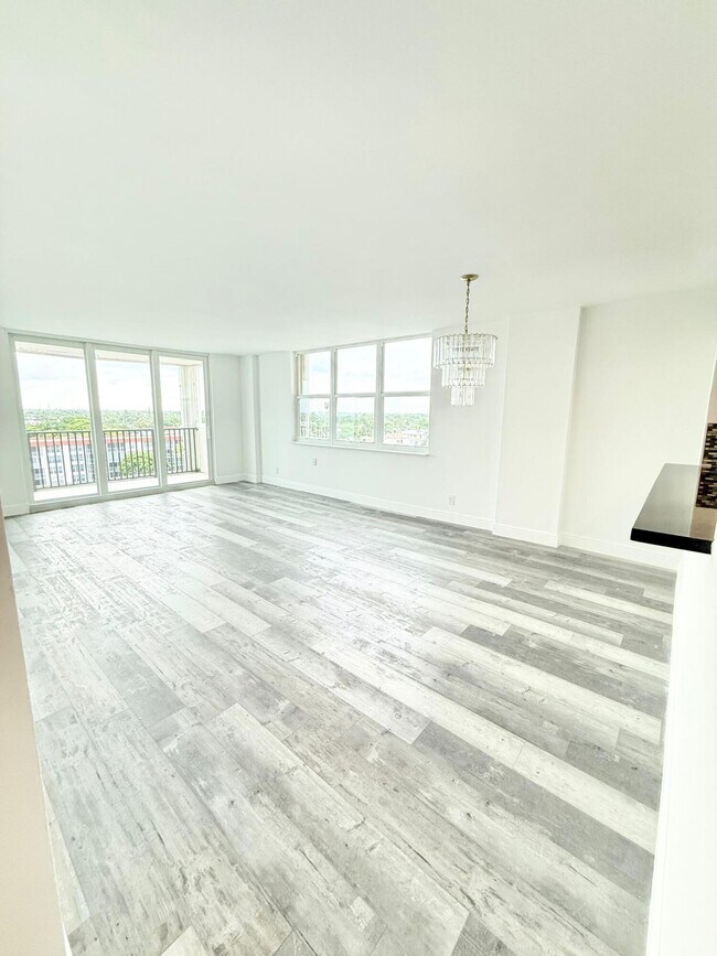 Building Photo - 1150 Hillsboro Mile