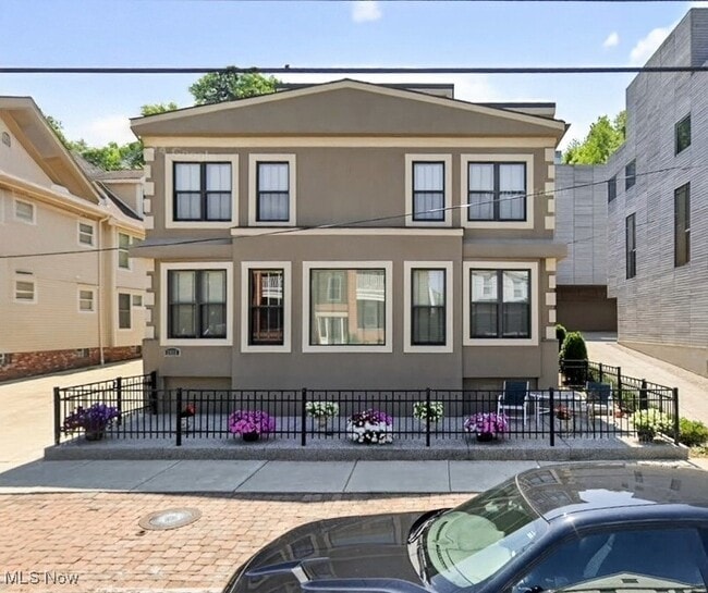 Primary Photo - 2033 Fairview Ave