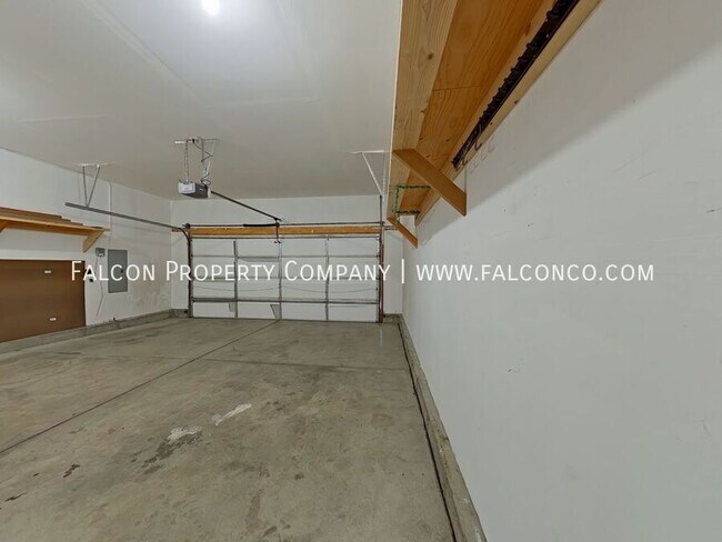 Building Photo - 6070 San Mateo Dr
