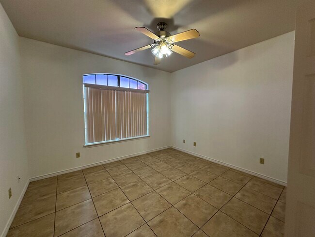 Building Photo - 302 Echo Valley Dr