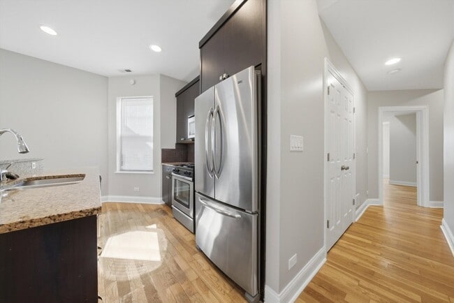 Building Photo - 4742 N Sawyer Ave