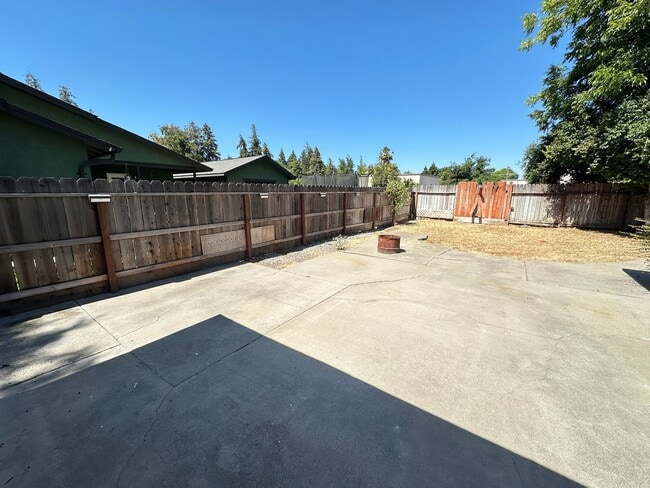 Building Photo - 1321 Palomar Way