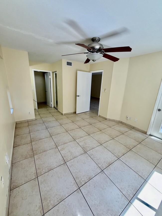 Building Photo - 968 Coral Club Dr