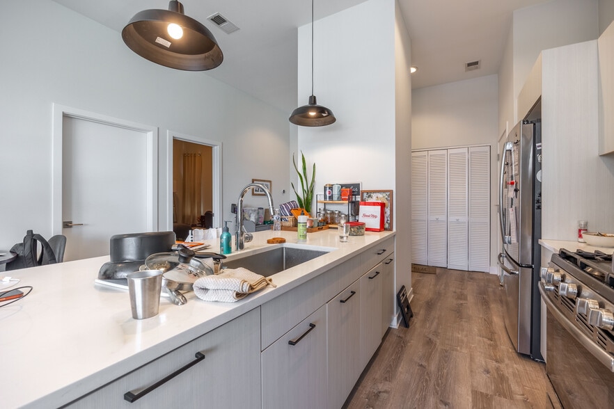 Building Photo - 2251 W Lawrence Ave