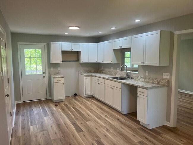 Building Photo - 3 bed, 2 bath, 2 car garage Cape Cod style house in NW Knoxville