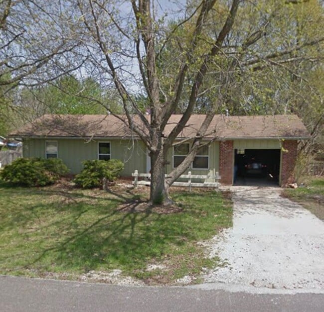 Primary Photo - 3 bedroom house in Nixa!