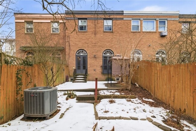 Building Photo - 709 Clyde St