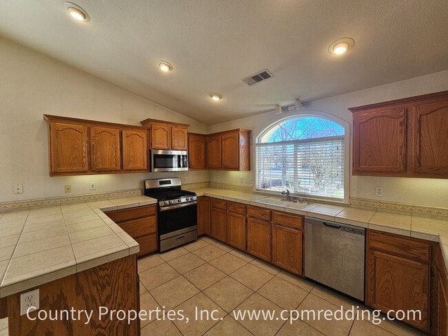 Building Photo - Modern 3-Bedroom House on Cul-de-Sac with Newer Flooring Coming Available Soon!