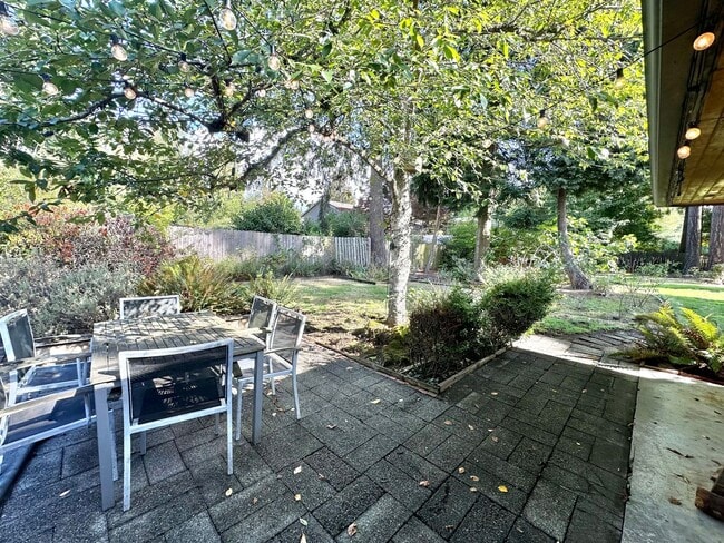 Building Photo - North Mercer Island Home .  First Hill