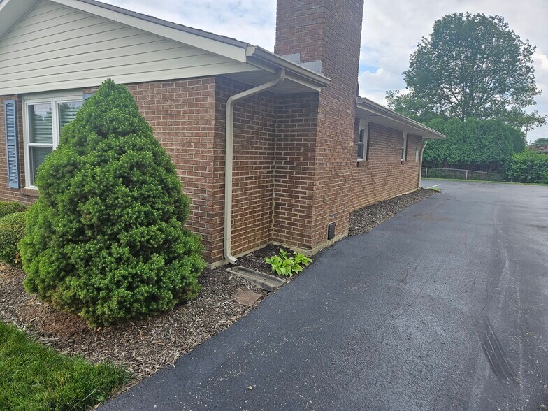 Building Photo - 860 Sussex Pl