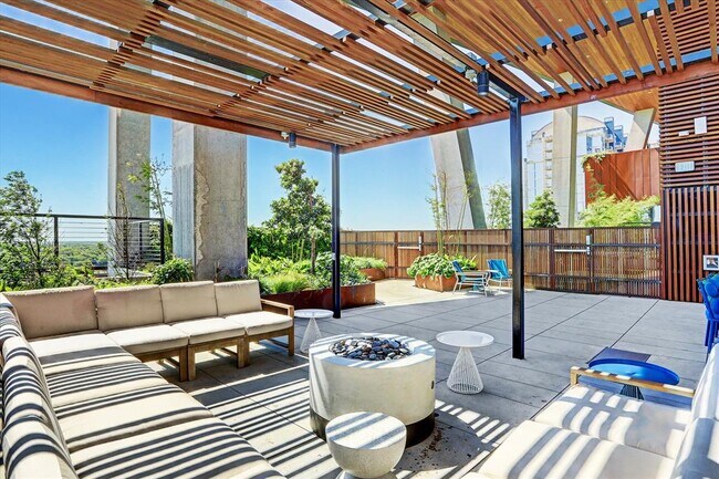 Building Photo - 70 Rainey St