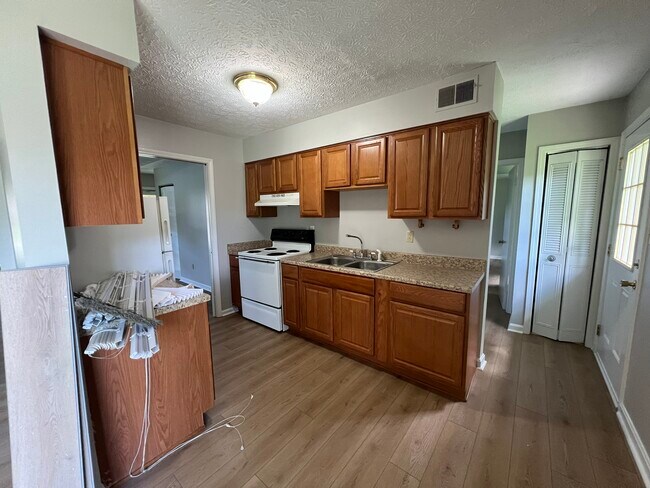 Building Photo - 305 Hillcrest Dr