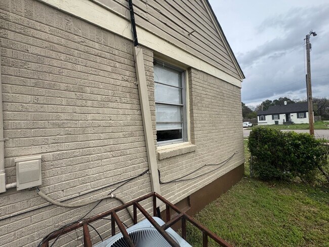 Building Photo - 1895 S Lauderdale St