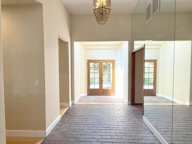 Building Photo - Sprawling ranch home located in highly des...
