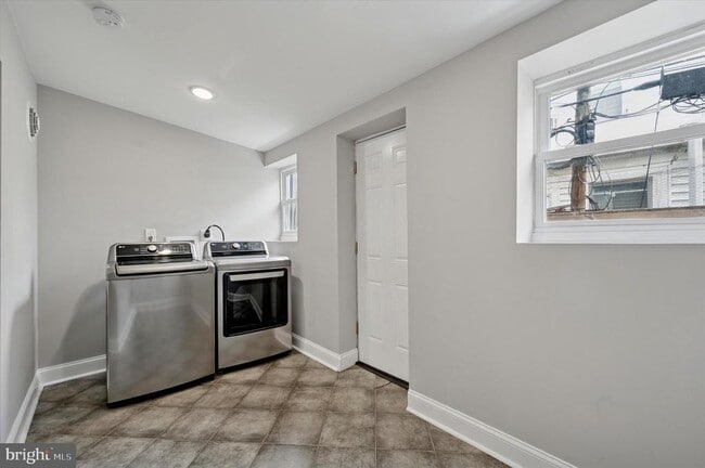 Building Photo - 447 Durfor St