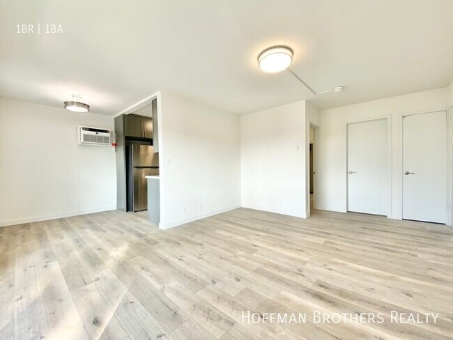 Building Photo - 410 S Manhattan Pl