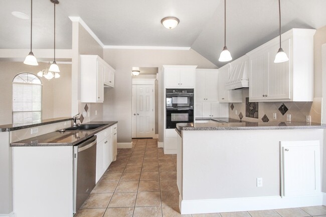 Building Photo - Great 4 Bed, 2 Bath, in Gated Community / ...