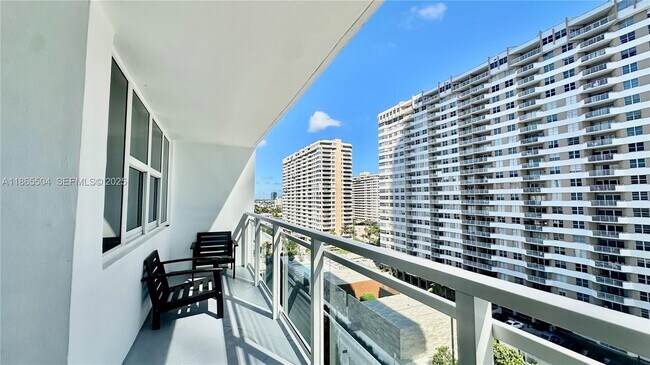 Building Photo - 2030 S Ocean Dr