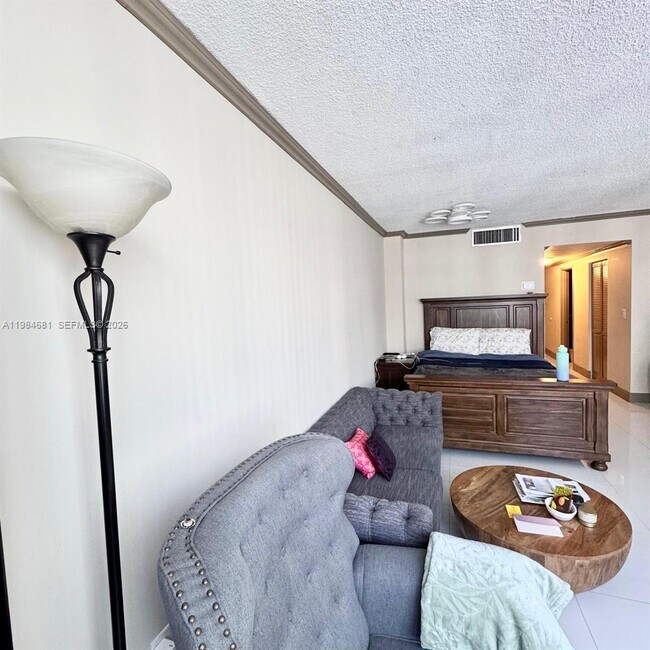 Building Photo - 999 Brickell Bay Dr