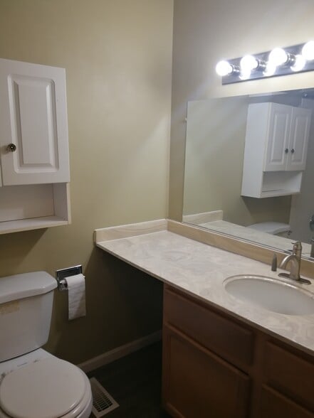 Building Photo - 1291 N Glen Cir