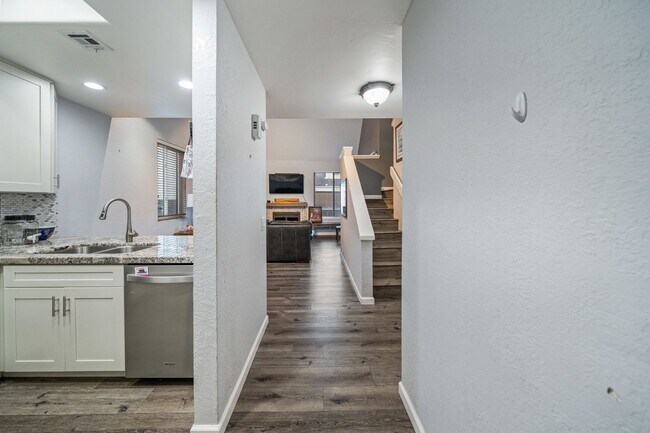 Building Photo - Mission Valley Beautiful Townhome Fully Furnished with A/C, Laundry + Parking