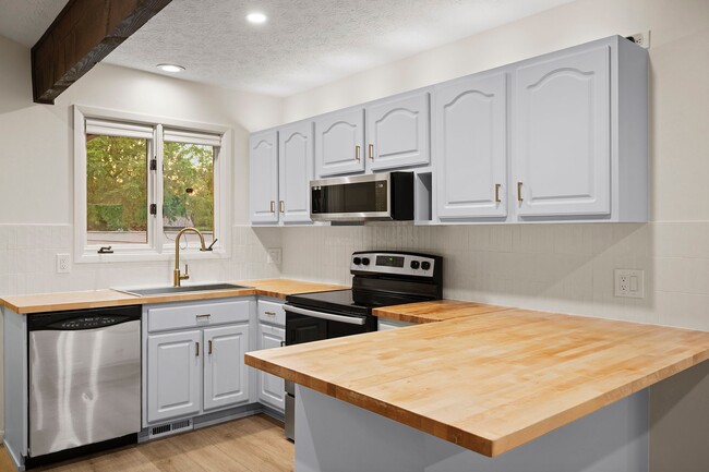 Building Photo - 875 Brandon Cir