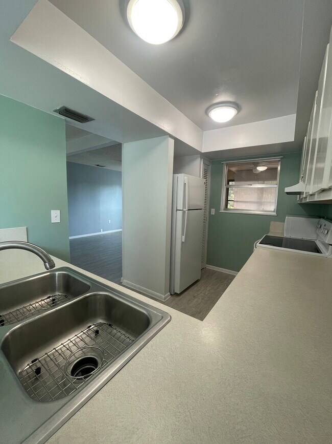 Building Photo - 610 Windrush Bay Dr