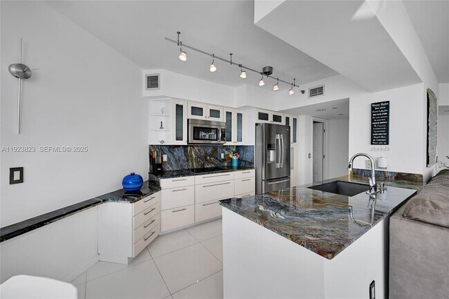 Building Photo - 16445 Collins Ave