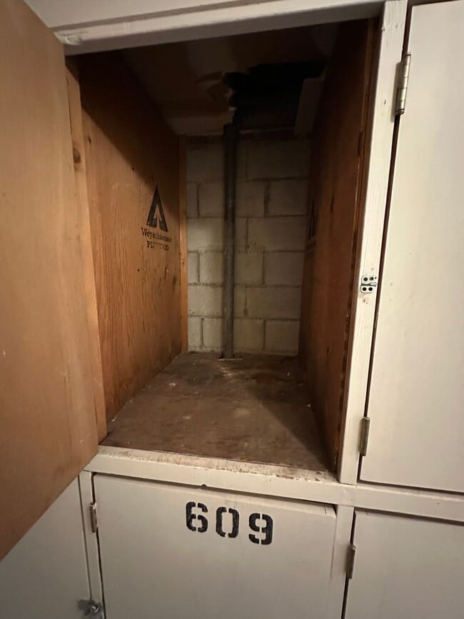 Building Photo - Great studio apartment in convenient locat...