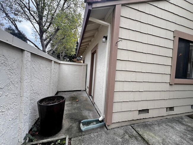 Building Photo - Spacious 3 bedroom 1.5 bath