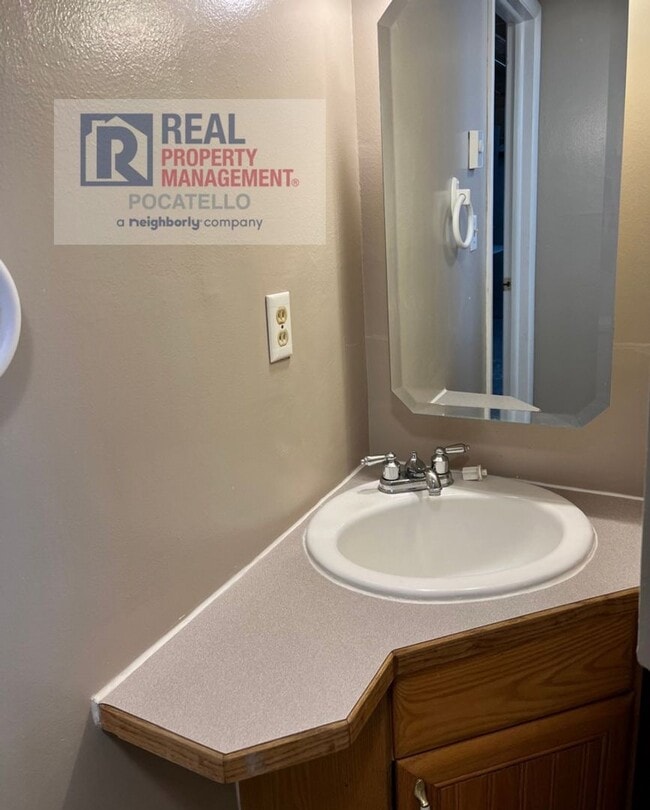 Building Photo - 4 Bedroom 2 Bath Home - Pet Friendly