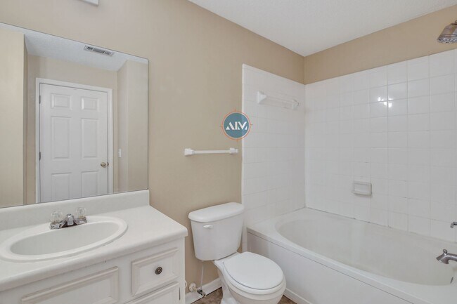 Building Photo - Beautiful Top Floor Villa in the Charming ...
