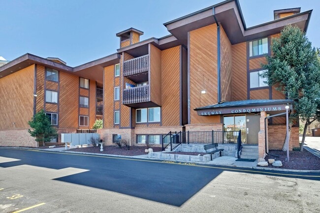 Building Photo - Skyway Condo, 2 Bed, 1.5 Bath, Secure Building