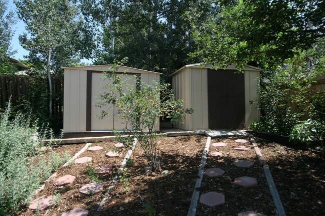 Building Photo - Exceptional 3 bedroom tri-level home close to UCCS!