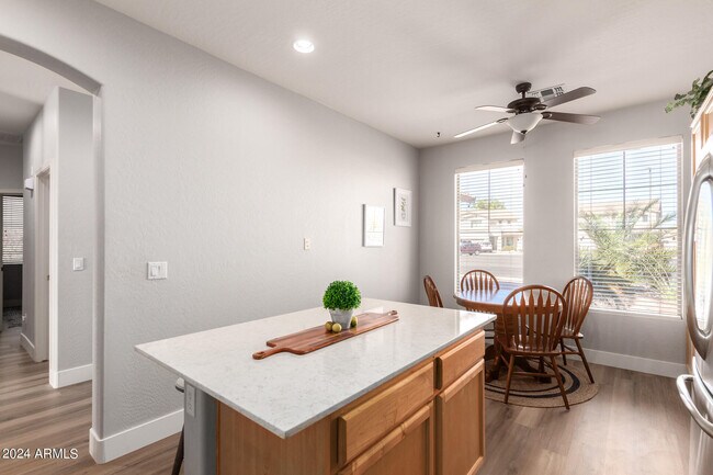 Building Photo - 3725 E Meadowview Dr