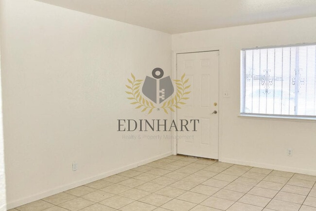 Building Photo - 2303 S Poppy Ave