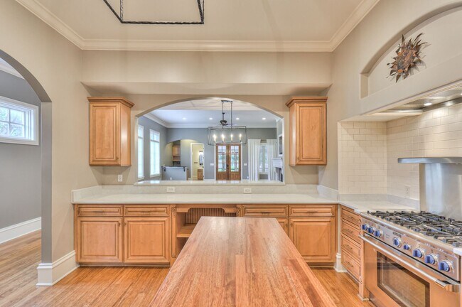 Building Photo - Stunning Executive Townhome in the Heart o...