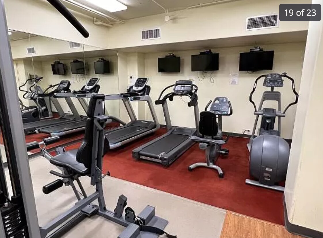 Building Photo - 4545 Wornall Rd