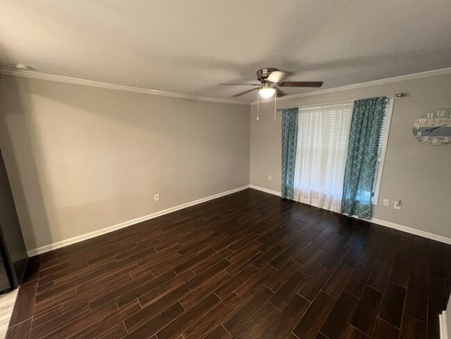 Building Photo - Fully Renovated 3 Bedroom Apartment in Pri...