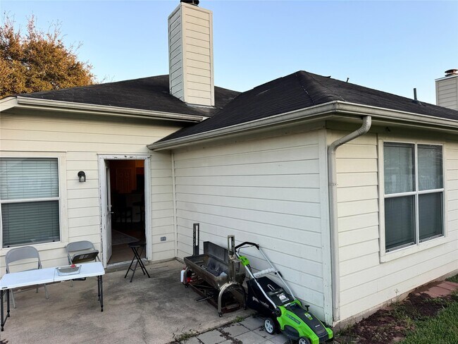 Building Photo - 835 Dracena Ct