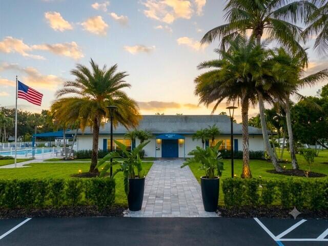 Building Photo - 1202 S Drive Cir