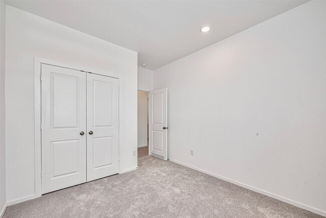 Building Photo - 6822 Yellow Jessamine Ln