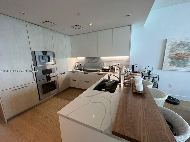 Building Photo - 15701 Collins Ave