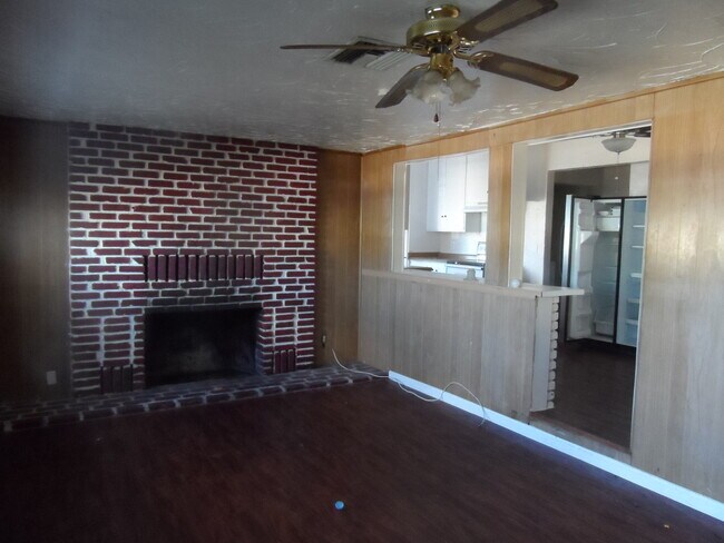 Building Photo - 3 Bedroom 1.5 Bathroom Home w/ Pool