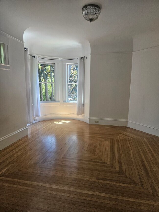 Building Photo - Beautiful 3 Bedroom 2 Bath Home in Heart o...