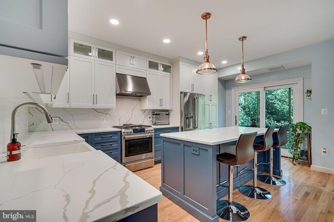 Building Photo - 150 Rees Pl