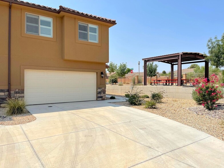 Building Photo - 3971 Bella Vista Dr