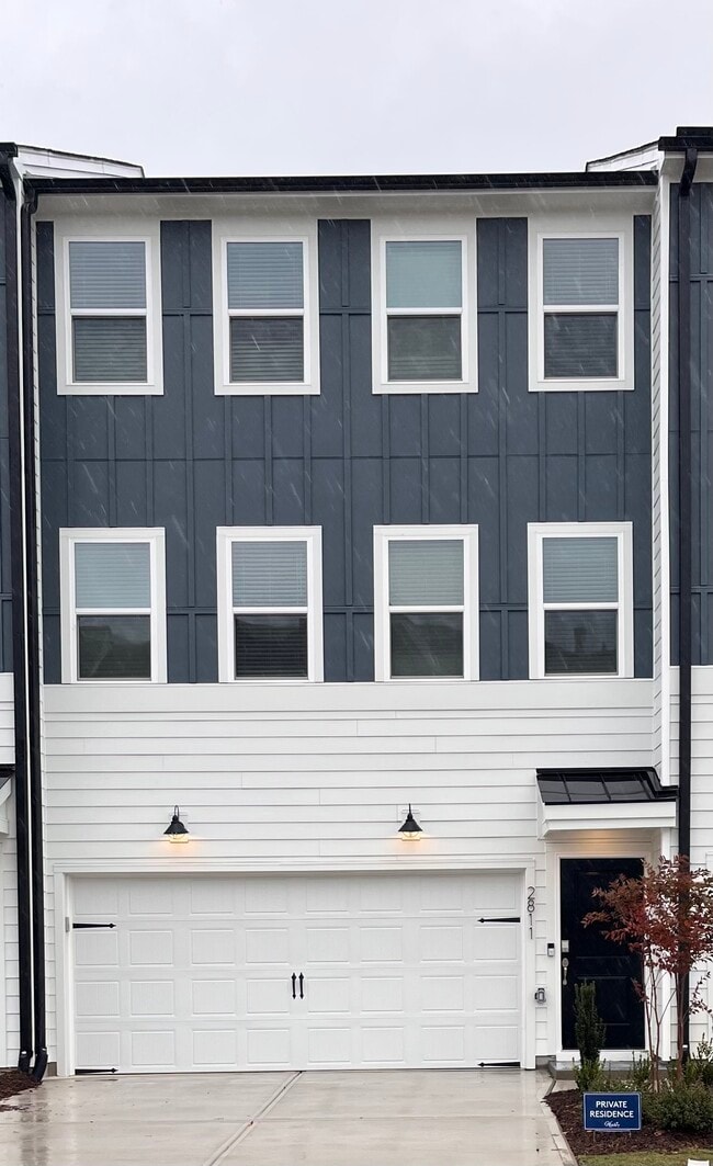 Building Photo - 2811 Farmhouse Dr