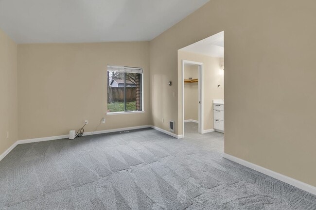 Building Photo - ONE LEVEL LIVING in Peaceful & Private Location!